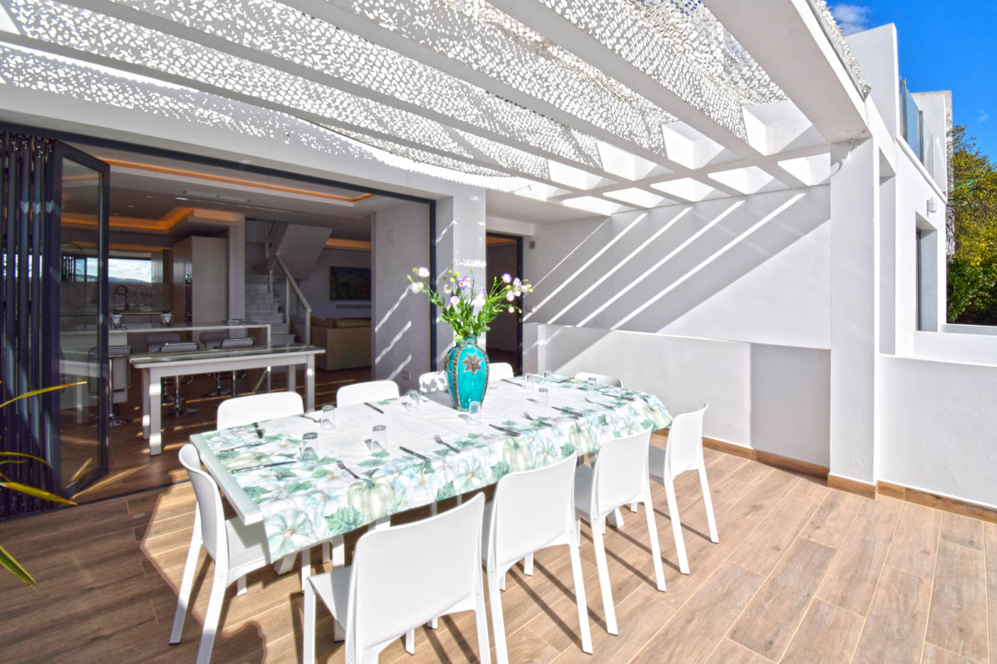 Indoor and outdoor dining facilities